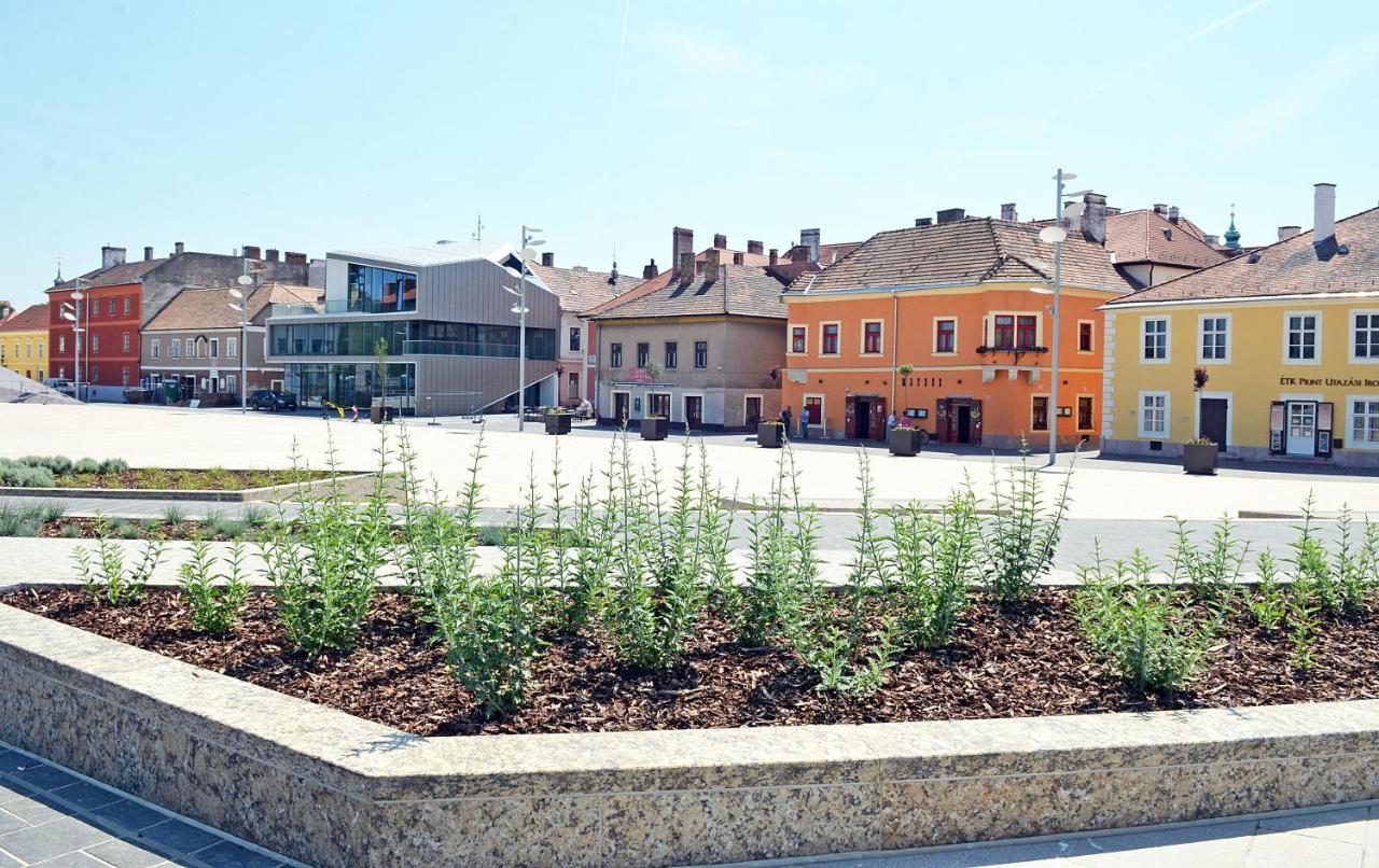 Fonte Hotel Дьор Екстериор снимка