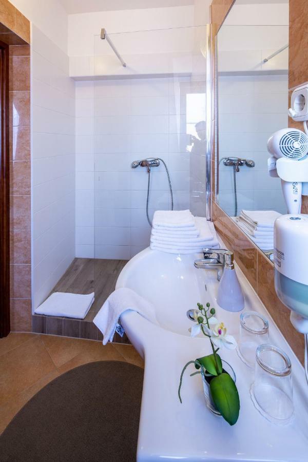 Fonte Hotel Дьор Екстериор снимка